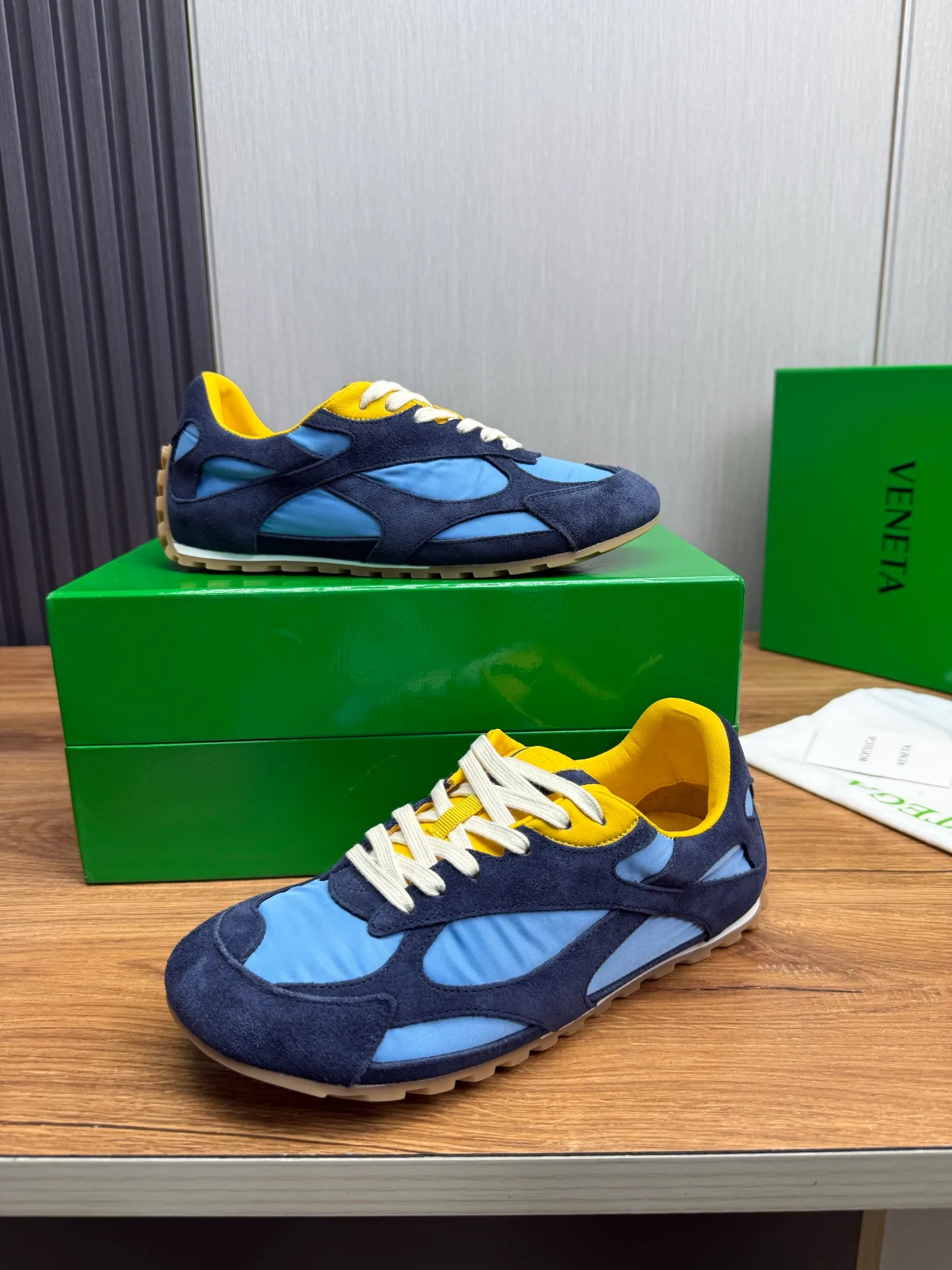 Men's men's shoes💰540💰 Bottega Veneta｜BV's new Forrest Gump shoes. Dexun shoes🩷💚 Sneaker technology nylon and suede, inspired by retro sneakers, light, comfortable, breathable and essential item. Original wear-resistant and non-slip rubber outsole❕❗️ Size: Female 35-40 (40 is custom-made and cannot be returned) Male 39-45 (45 is custom-made and cannot be returned or exchanged)